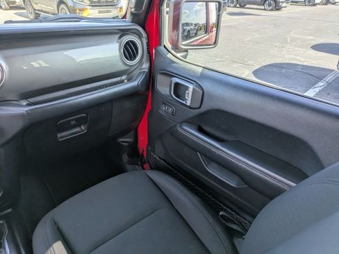 Used 2018 Jeep Wrangler Unlimited Sahara AWD/4WD image 16