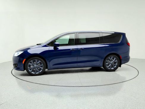 Used 2018 Chrysler Pacifica Touring Plus FWD image 3