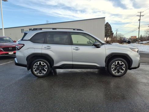 Used 2025 Subaru Forester Premium image 3