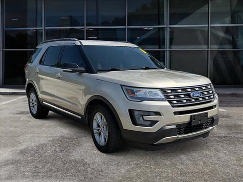 Used 2017 Ford Explorer XLT w/ Equipment Group 202A FWD image 2