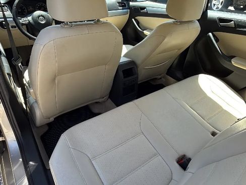 Used 2013 Volkswagen Jetta SE FWD image 28