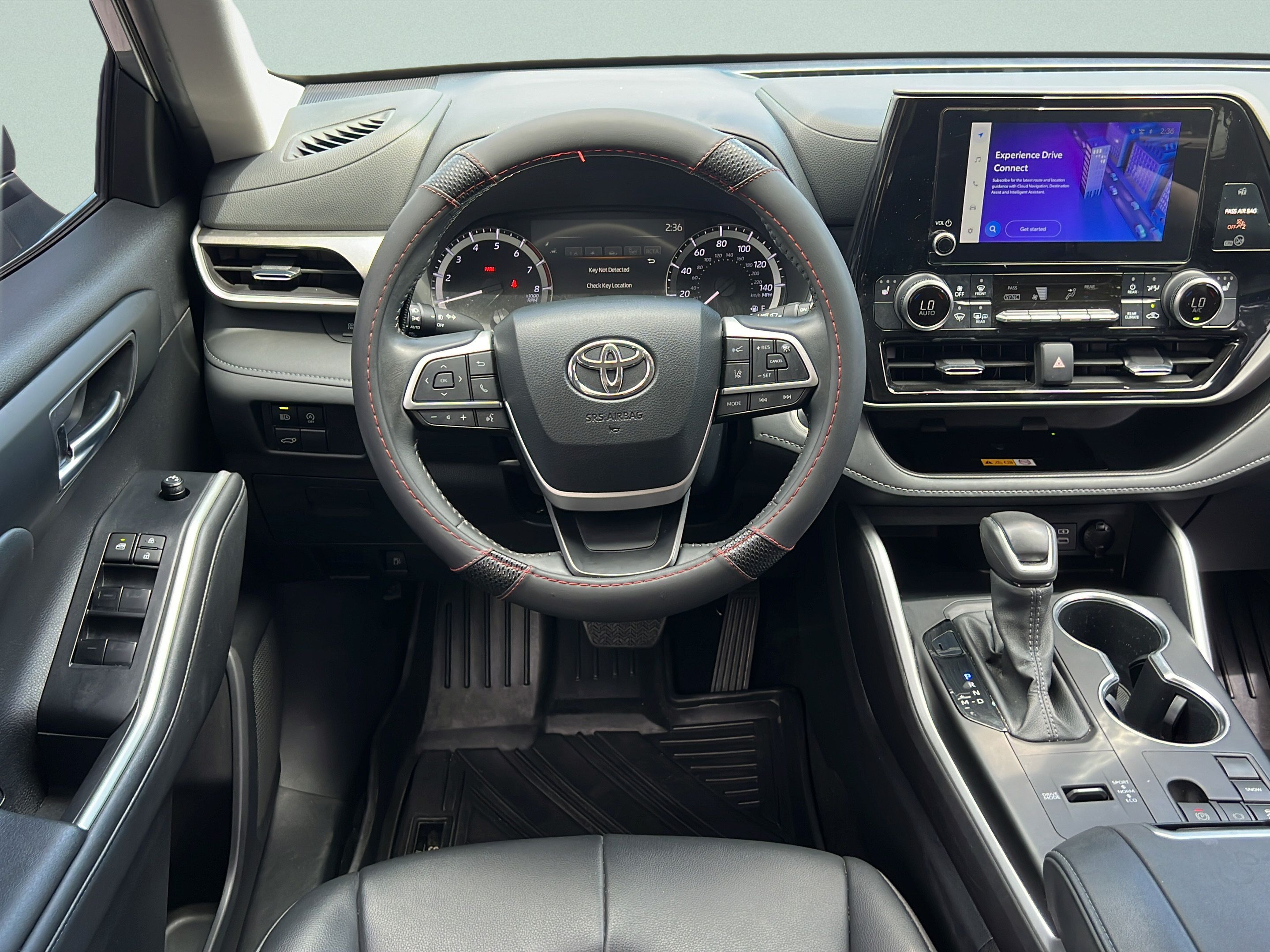Used 2024 Toyota Highlander XLE FWD image 12