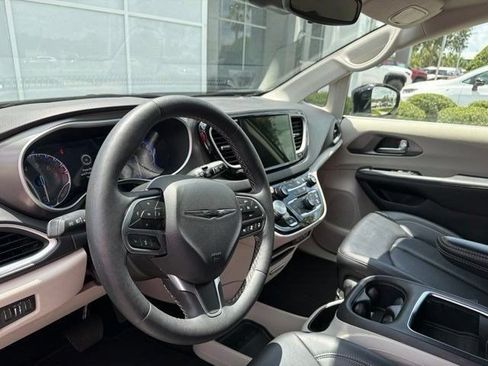 Used 2024 Chrysler Pacifica Touring-L FWD image 4