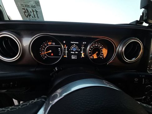 Used 2019 Jeep Wrangler Unlimited Sahara AWD/4WD image 4