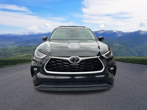 Used 2022 Toyota Highlander XLE AWD/4WD image 9