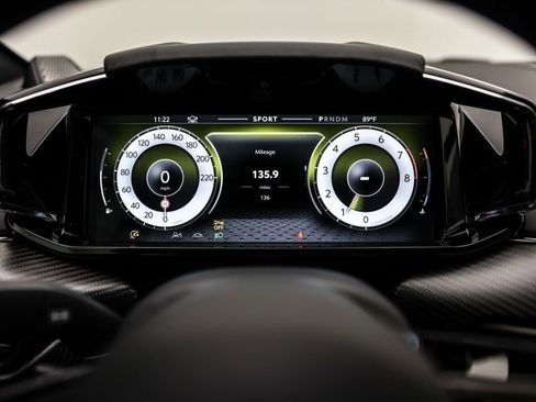 Used 2025 Aston Martin V8 Vantage Coupe image 16