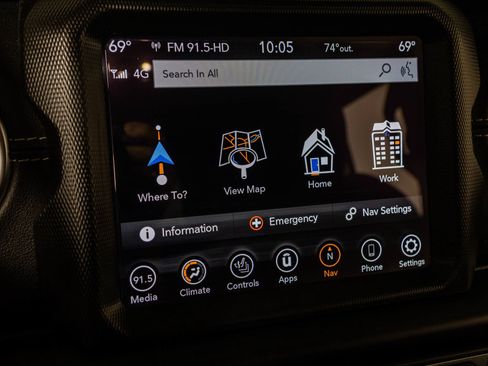 Used 2022 Jeep Wrangler Unlimited Sahara w/ LED Lighting Group AWD/4WD image 23