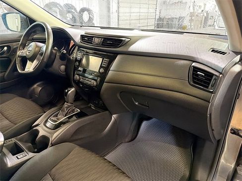 Used 2018 Nissan Rogue SV image 12