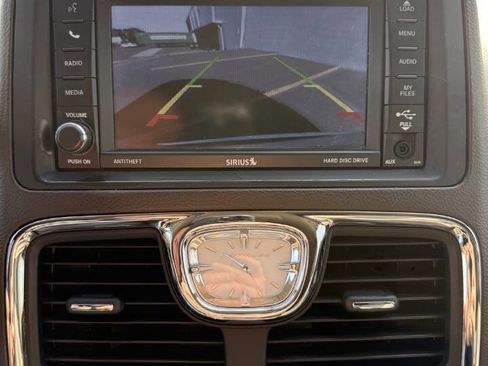 Used 2015 Chrysler Town & Country Touring-L w/ Driver Convenience Group FWD image 12