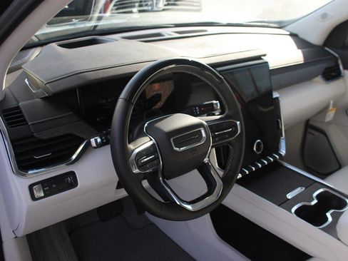 Used 2025 GMC Acadia Denali w/ Super Cruise Package image 17