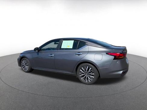 Used 2025 Nissan Altima 2.5 SV FWD image 8