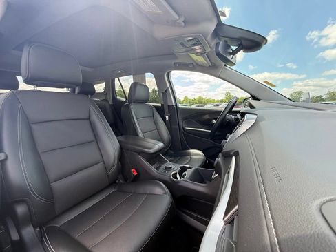 Used 2024 GMC Terrain SLT w/ Tech Package FWD image 32
