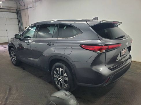 Used 2022 Toyota Highlander XLE AWD/4WD image 5