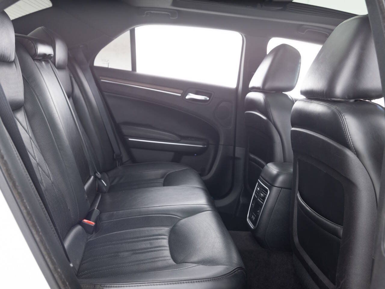 Used 2017 Chrysler 300 C Platinum w/ Safetytec Plus Group RWD image 29