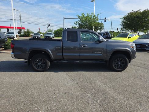 Used 2022 Toyota Tacoma SR5 w/ SR5 Appearance Package (SM) AWD/4WD image 3