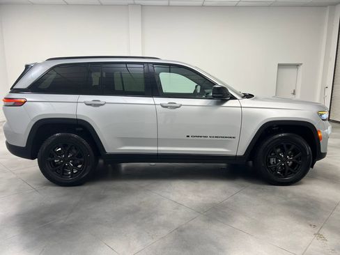 Used 2025 Jeep Grand Cherokee Altitude AWD/4WD image 10
