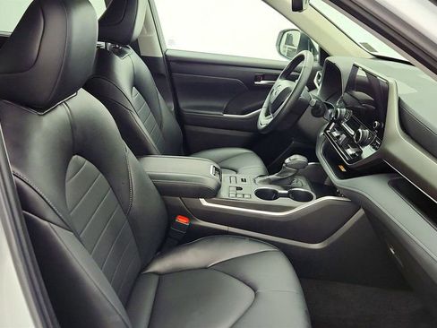 Used 2023 Toyota Highlander XLE image 25