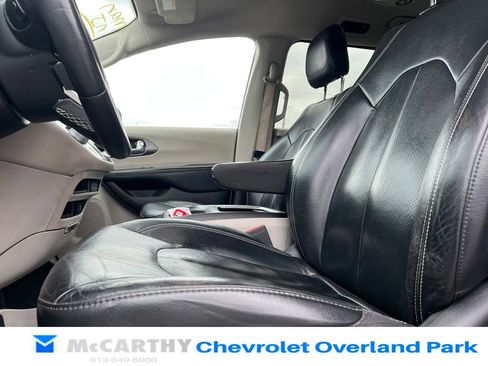 Used 2022 Chrysler Pacifica Touring-L FWD image 10