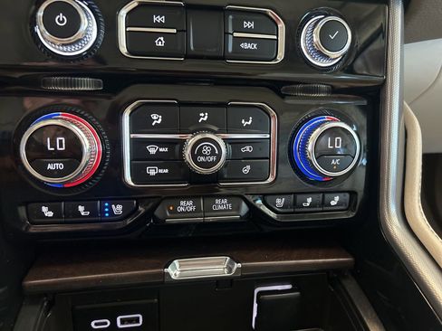 Used 2024 GMC Yukon Denali w/ Advanced Technology Package image 23