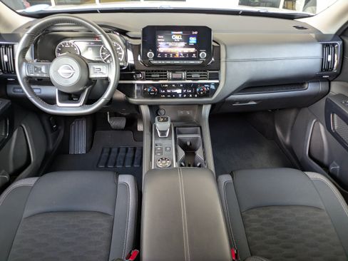 Used 2025 Nissan Pathfinder SV AWD/4WD image 17