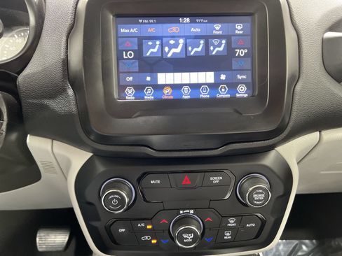 Used 2018 Jeep Renegade Latitude AWD/4WD image 18