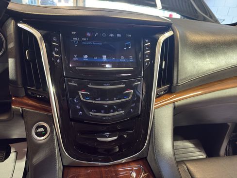 Used 2016 Cadillac Escalade Luxury AWD/4WD image 20