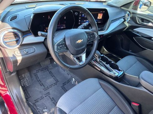 Used 2025 Chevrolet Trax LT w/ Driver Confidence Package FWD image 18