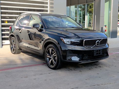 Used 2025 Volvo XC40 B5 Core image 2