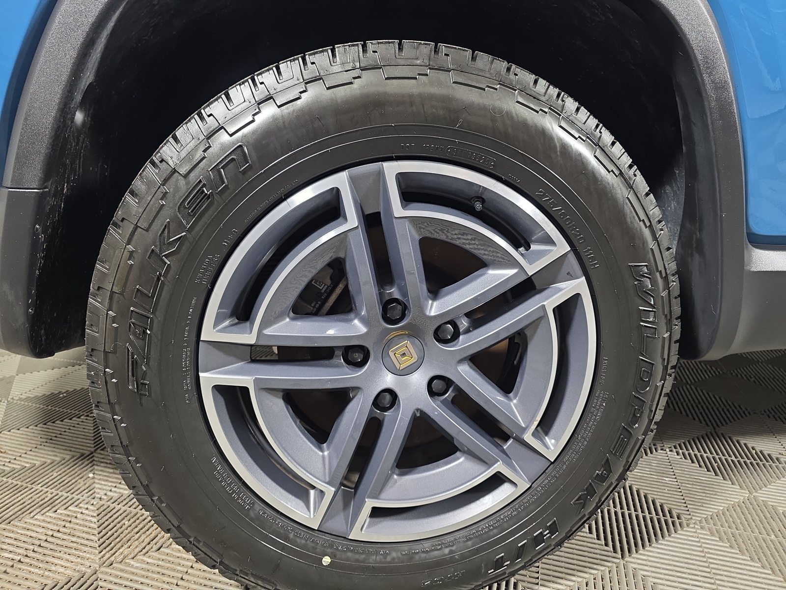 Used 2025 Rivian R1S Adventure Dual AWD/4WD image 12