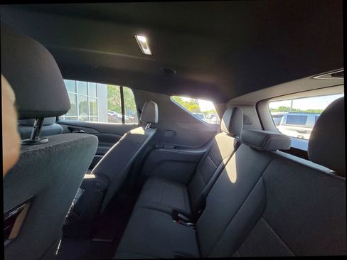 Used 2025 Chevrolet Traverse LT w/ Driver Confidence Package FWD image 16