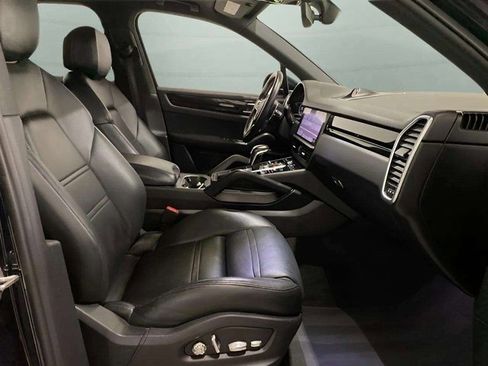 Used 2019 Porsche Cayenne w/ Premium Package image 23