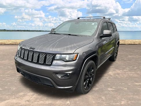 Used 2017 Jeep Grand Cherokee Altitude AWD/4WD image 4