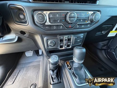 New 2025 Jeep Gladiator Sport AWD/4WD image 18