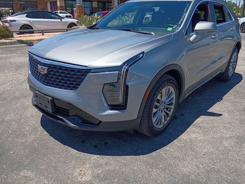 Used 2025 Cadillac XT4 Premium Luxury FWD image 2