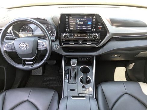 Used 2020 Toyota Highlander XLE image 14