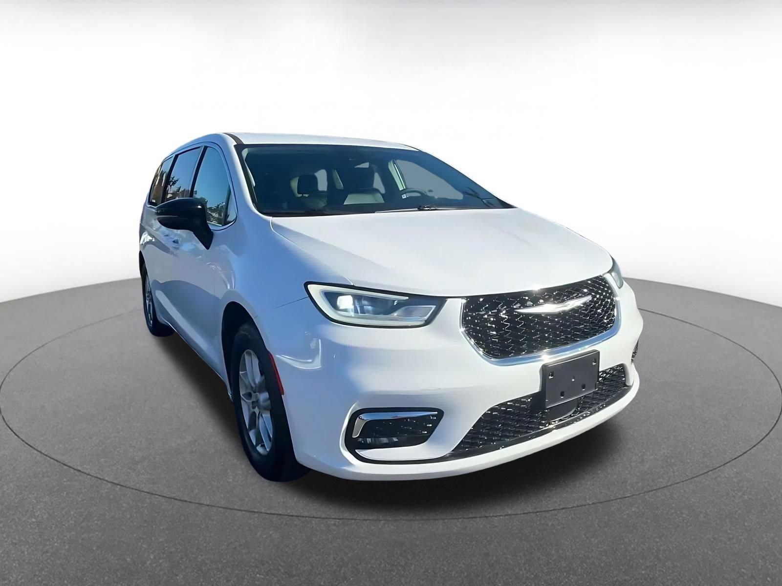 Used 2024 Chrysler Pacifica Touring-L FWD image 3