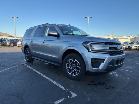 Used 2024 Ford Expedition Max XLT image 3