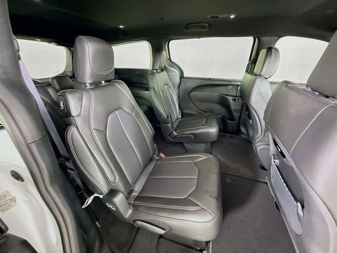 Used 2025 Chrysler Pacifica Select image 27