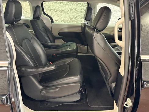 Used 2024 Chrysler Pacifica Limited FWD image 12