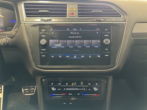 Used 2024 Volkswagen Tiguan SE R-Line image 3