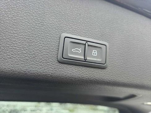 Used 2024 Audi Q8 e-tron Premium Plus w/ Premium Plus Package image 19