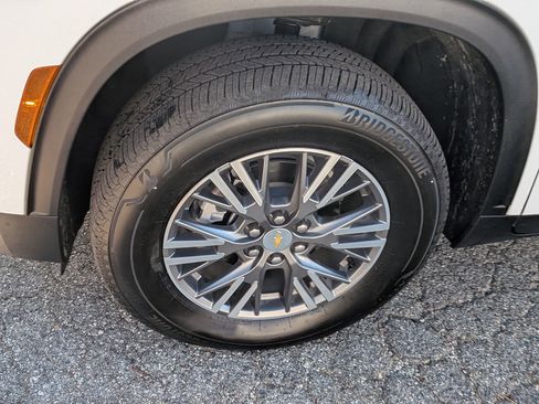 Used 2025 Chevrolet Traverse LT image 12