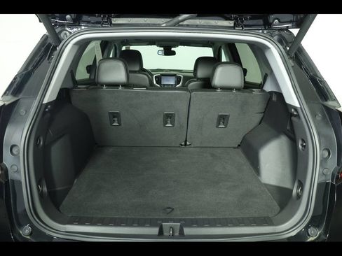 Used 2022 GMC Terrain SLT w/ Infotainment Package II AWD/4WD image 16