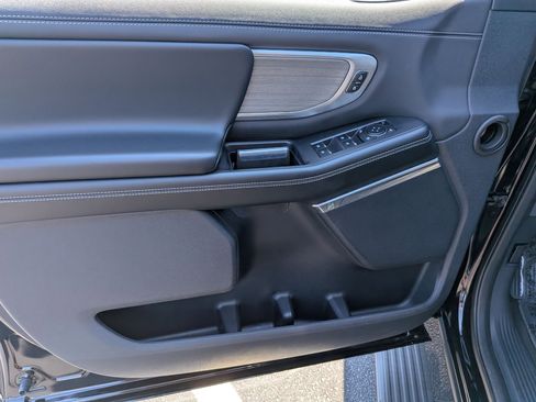 Used 2025 Ford Expedition Platinum AWD/4WD image 10