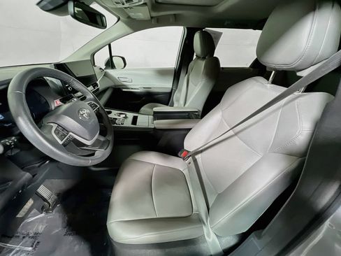 Certified 2025 Toyota Sienna XLE FWD image 18
