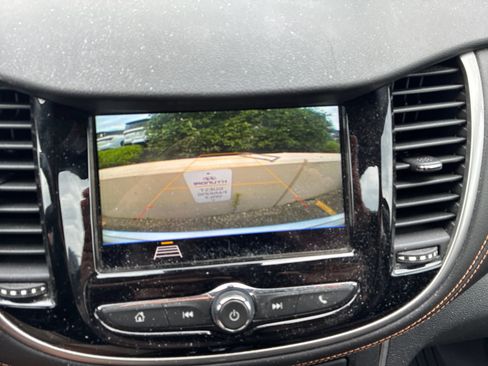 Used 2019 Chevrolet Trax LT w/ LT Convenience Package FWD image 9