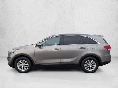 Used 2017 Kia Sorento LX w/ LX Convenience Package image 9