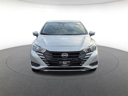 Used 2023 Nissan Versa SV image 2