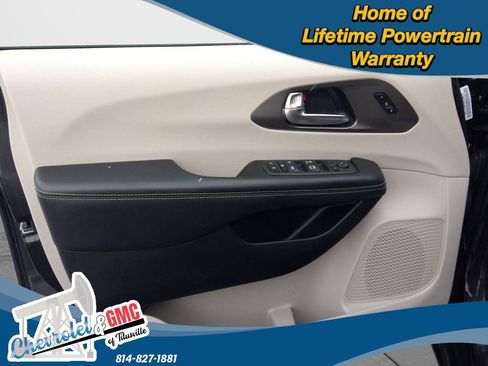 Used 2022 Chrysler Pacifica Touring-L image 15