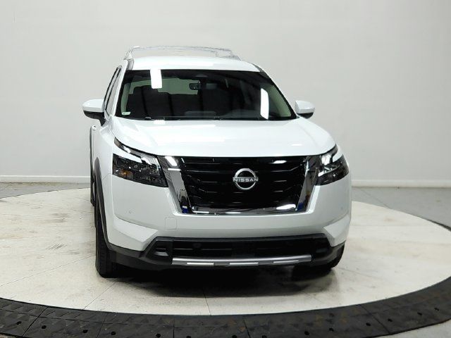 Used 2025 Nissan Pathfinder SL FWD image 3